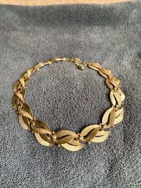 Vintage CROWN TRIFARI Gold-Tone Necklace Textured Link 16” Choker